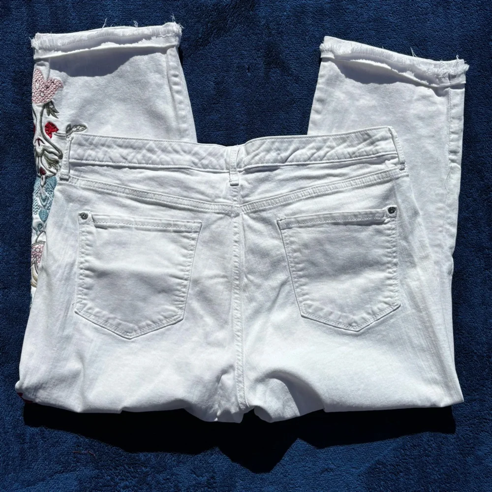 Nine West Jeans White Embroidered Chrystie Capri Women’s Size 14 💥Host Pick💥 - Picture 7 of 15